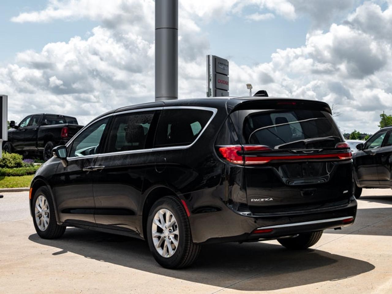 2027 Chrysler Pacifica Select Photo