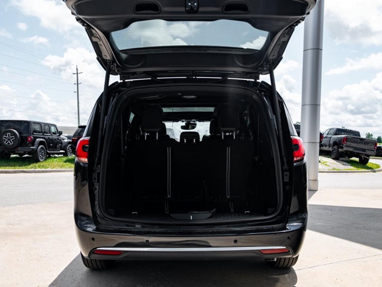 2027 Chrysler Pacifica Select Photo