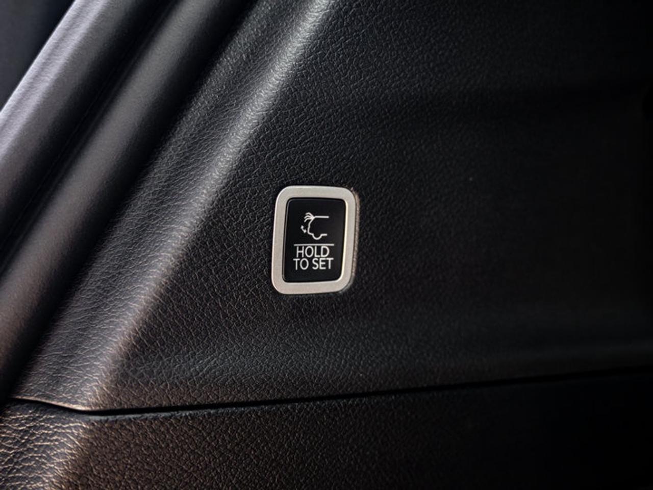 2027 Chrysler Pacifica Select Photo