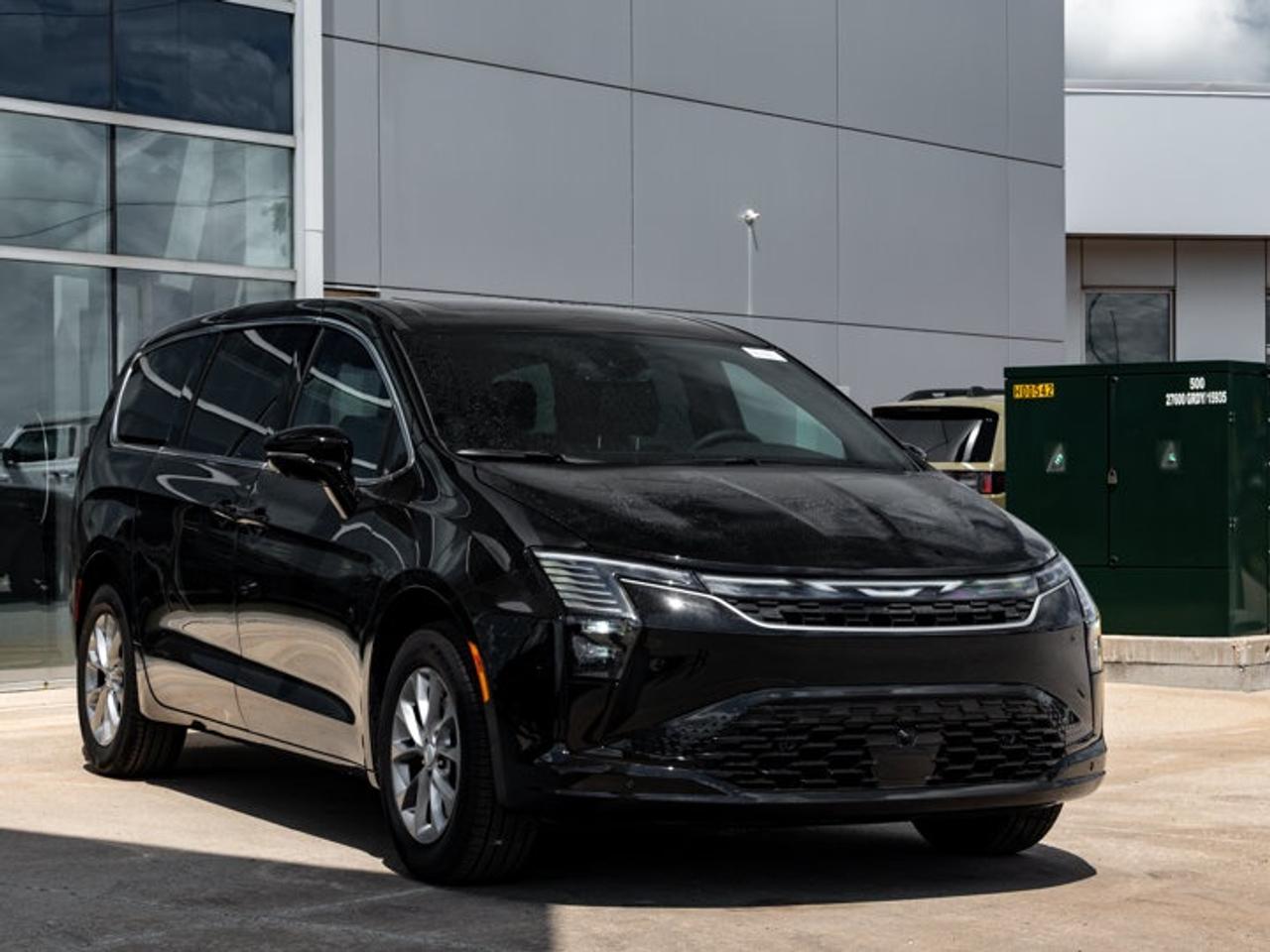 2027 Chrysler Pacifica Select Photo