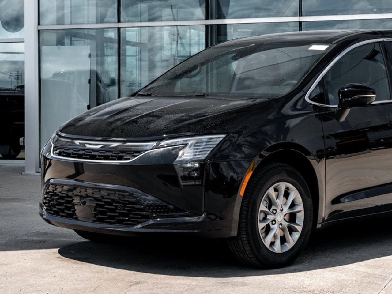 2027 Chrysler Pacifica Select Photo
