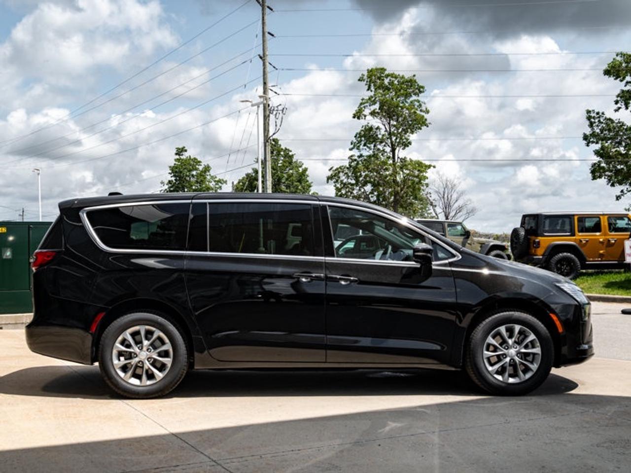 2027 Chrysler Pacifica Select Photo