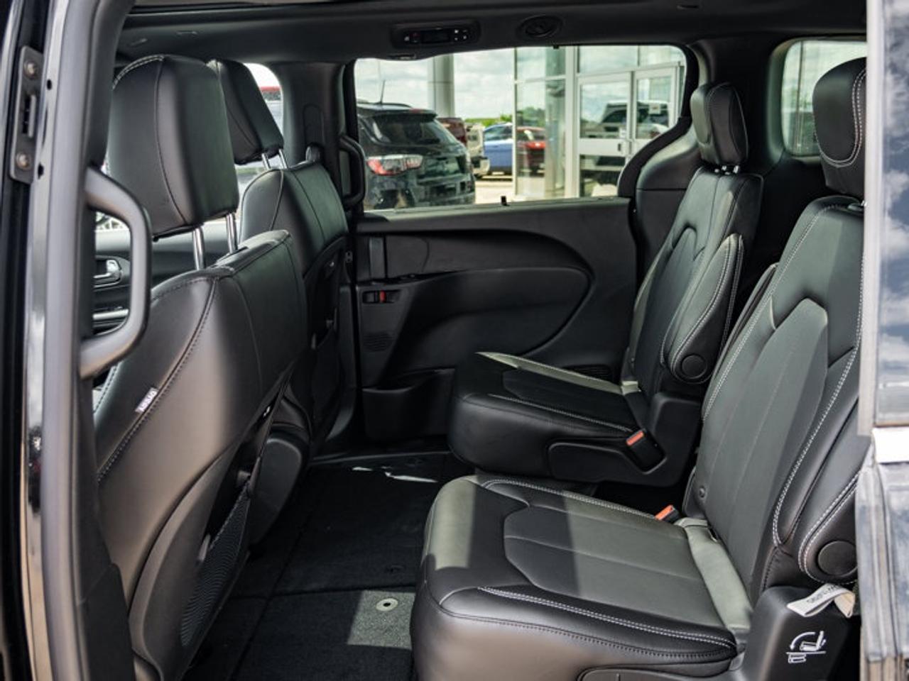 2027 Chrysler Pacifica Select Photo