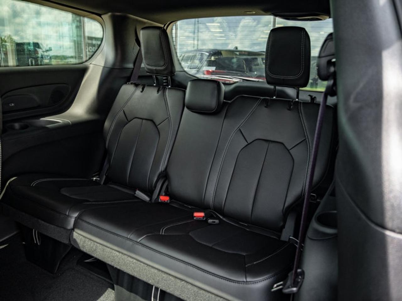 2027 Chrysler Pacifica Select Photo