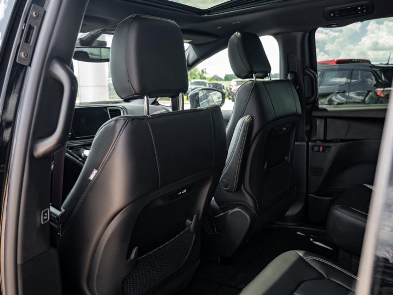 2027 Chrysler Pacifica Select Photo