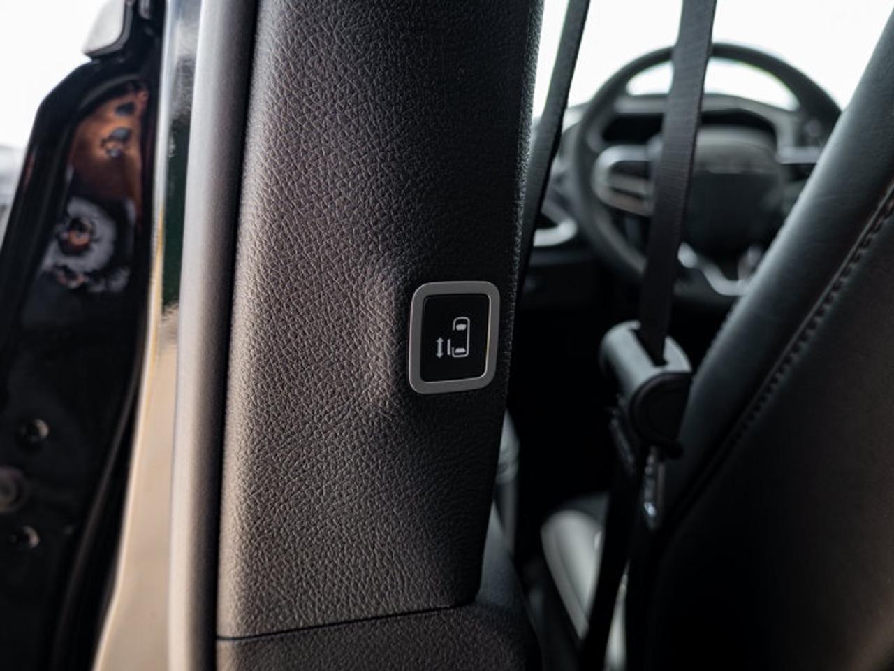 2027 Chrysler Pacifica Select Photo