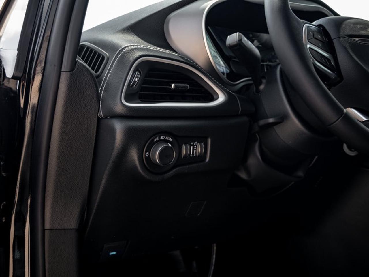 2027 Chrysler Pacifica Select Photo