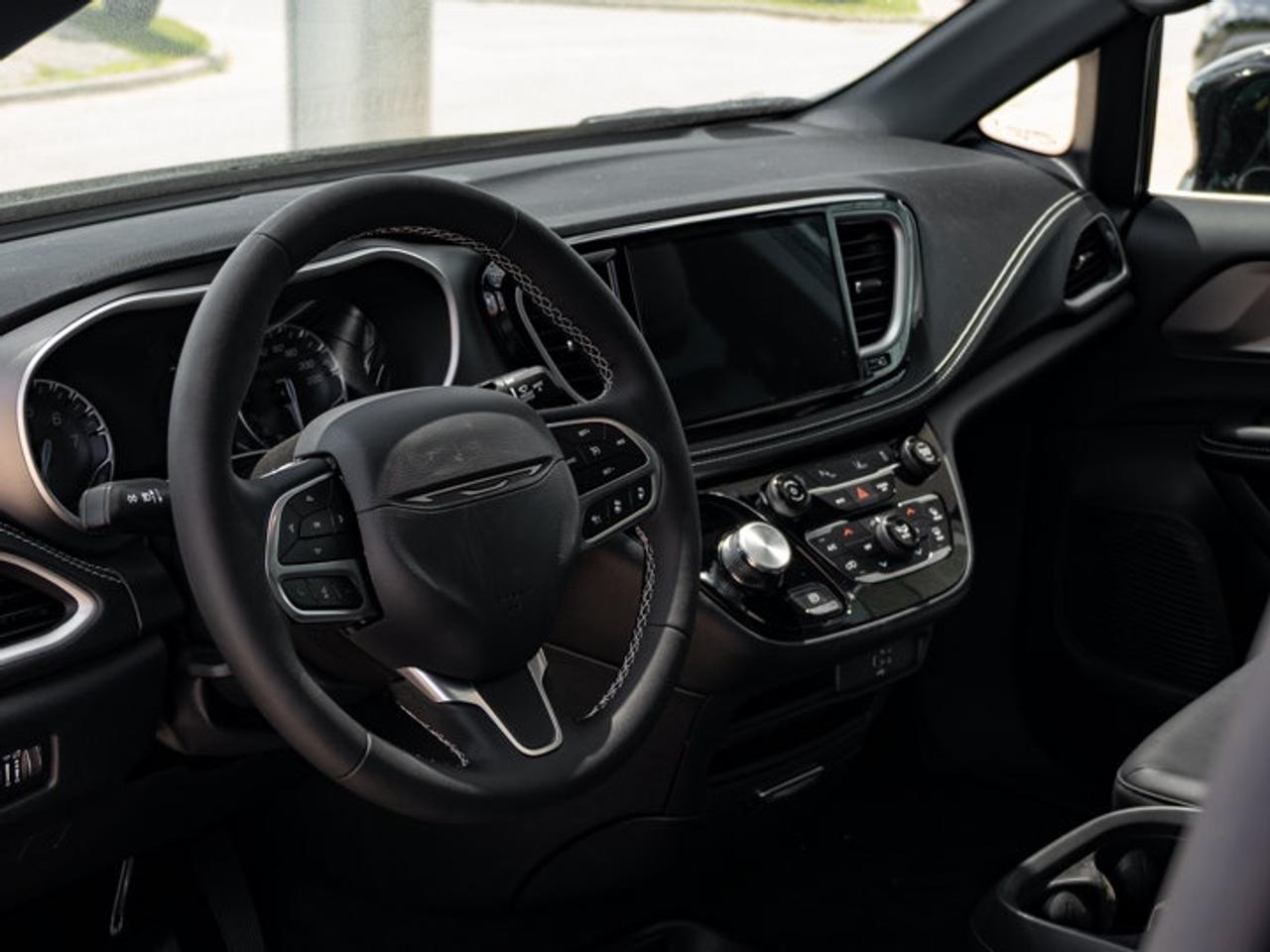 2027 Chrysler Pacifica Select Photo