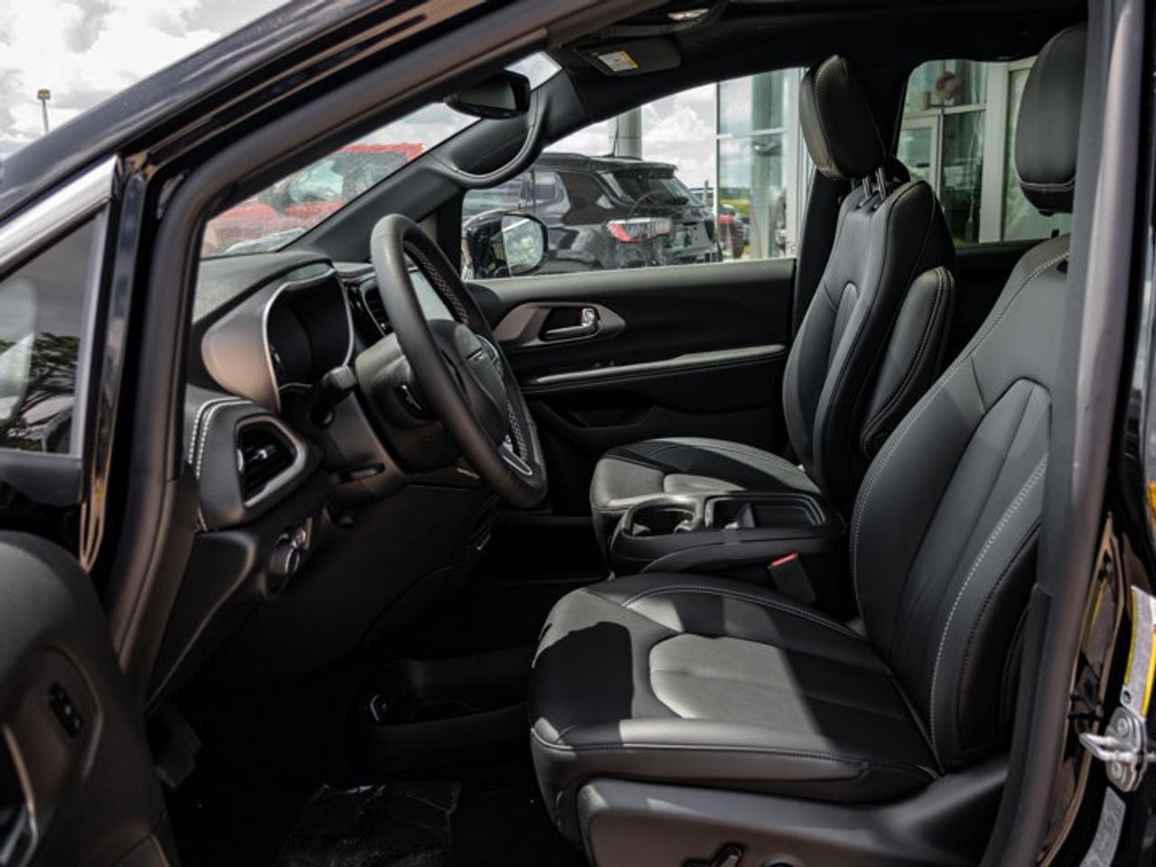 2027 Chrysler Pacifica Select Photo