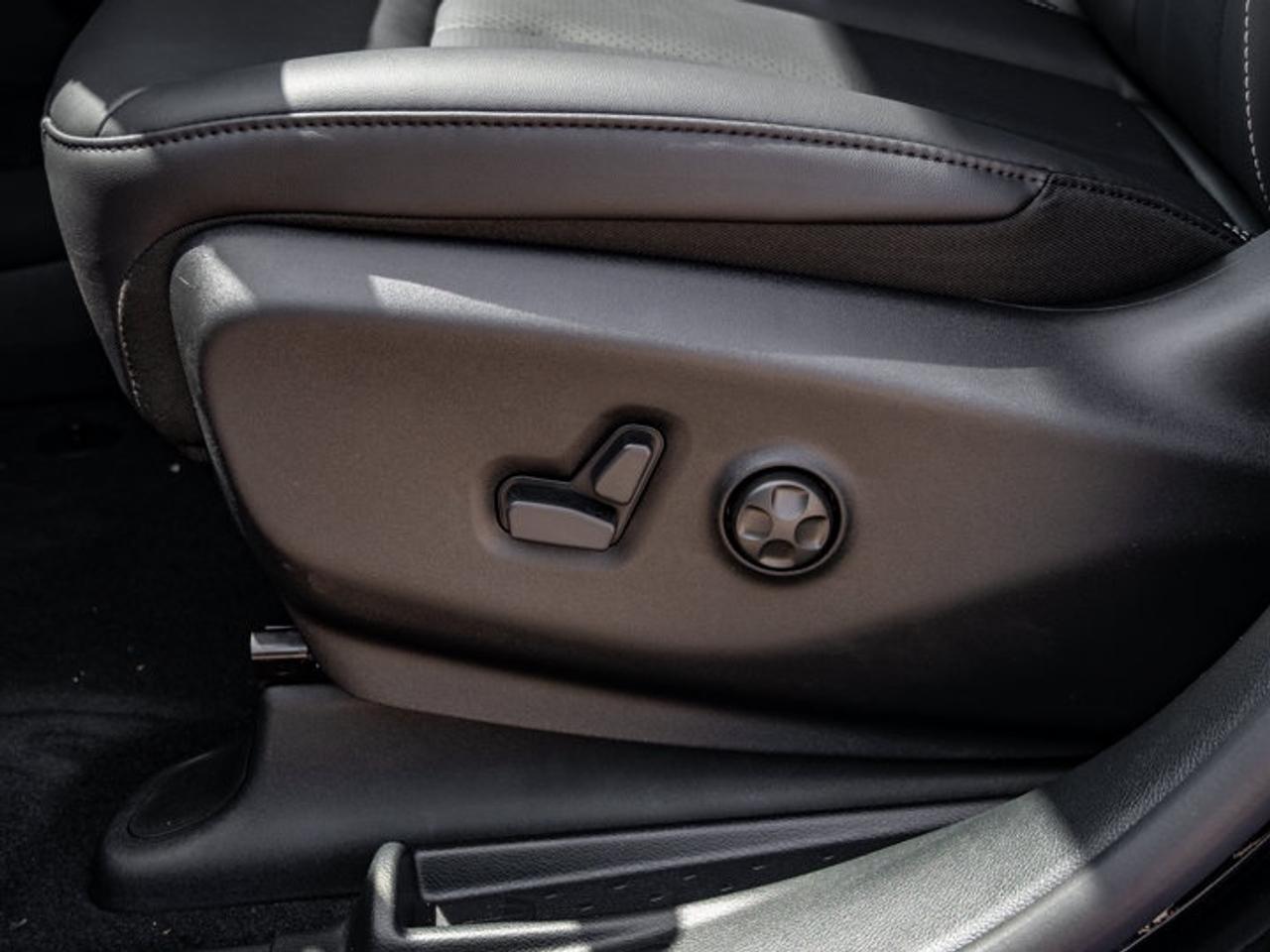 2027 Chrysler Pacifica Select Photo