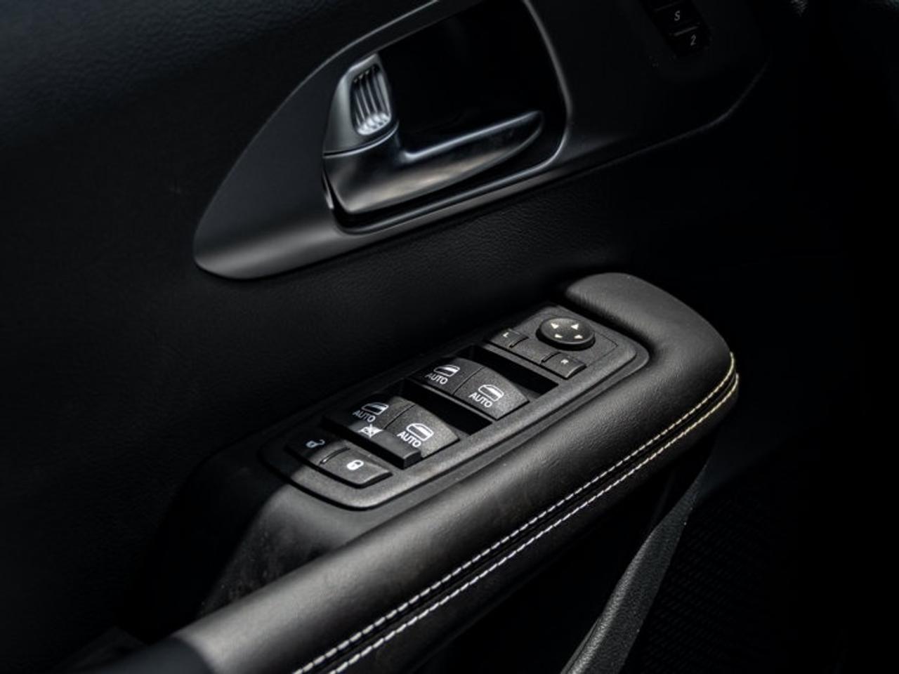 2027 Chrysler Pacifica Select Photo