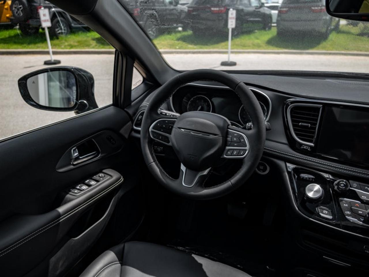 2027 Chrysler Pacifica Select Photo