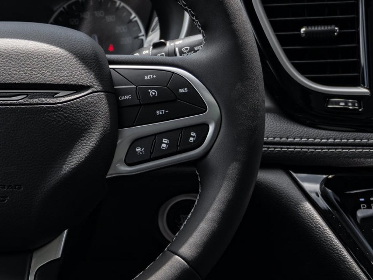 2027 Chrysler Pacifica Select Photo