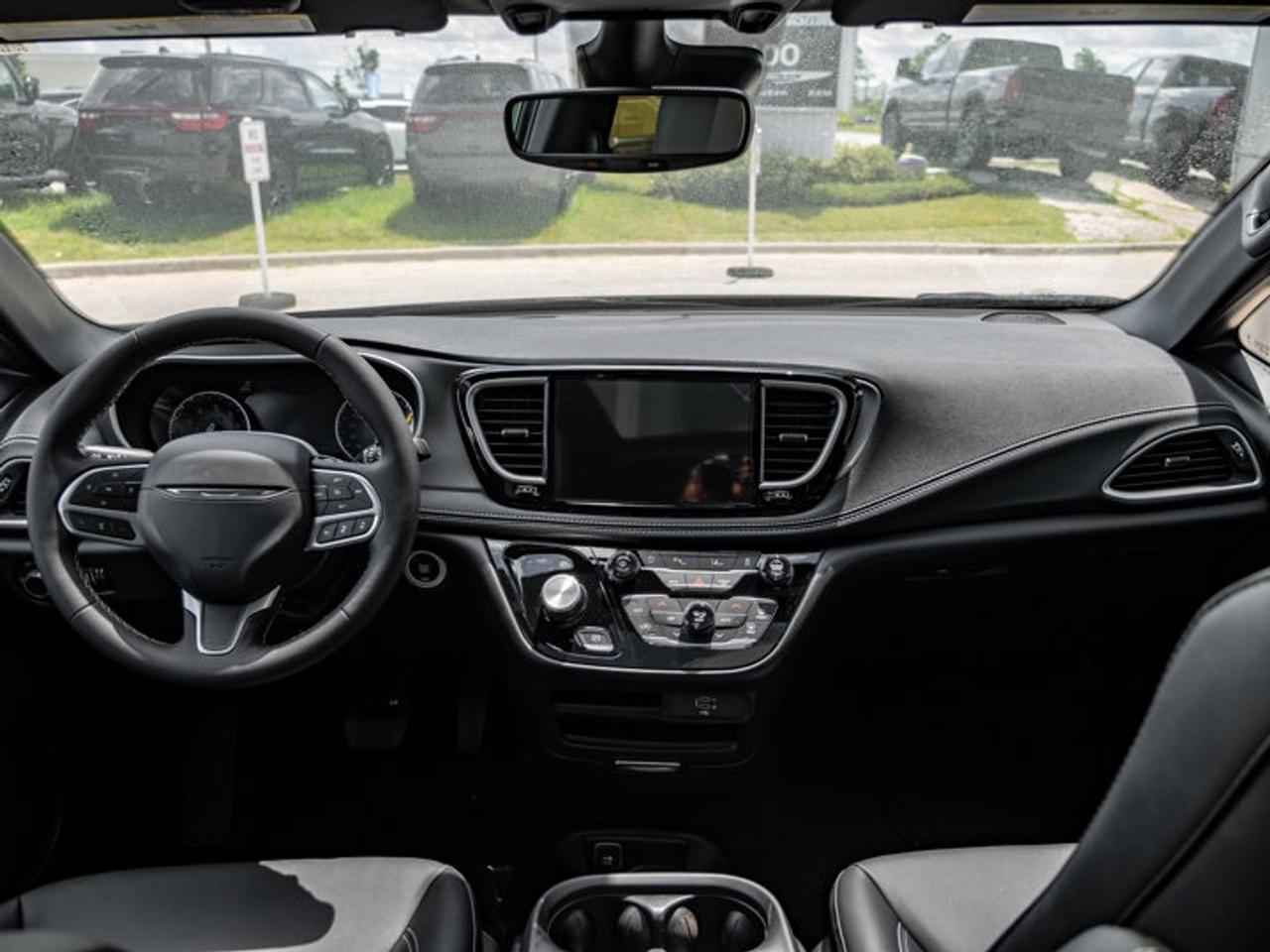 2027 Chrysler Pacifica Select Photo