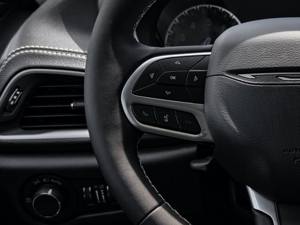 2027 Chrysler Pacifica Select Photo