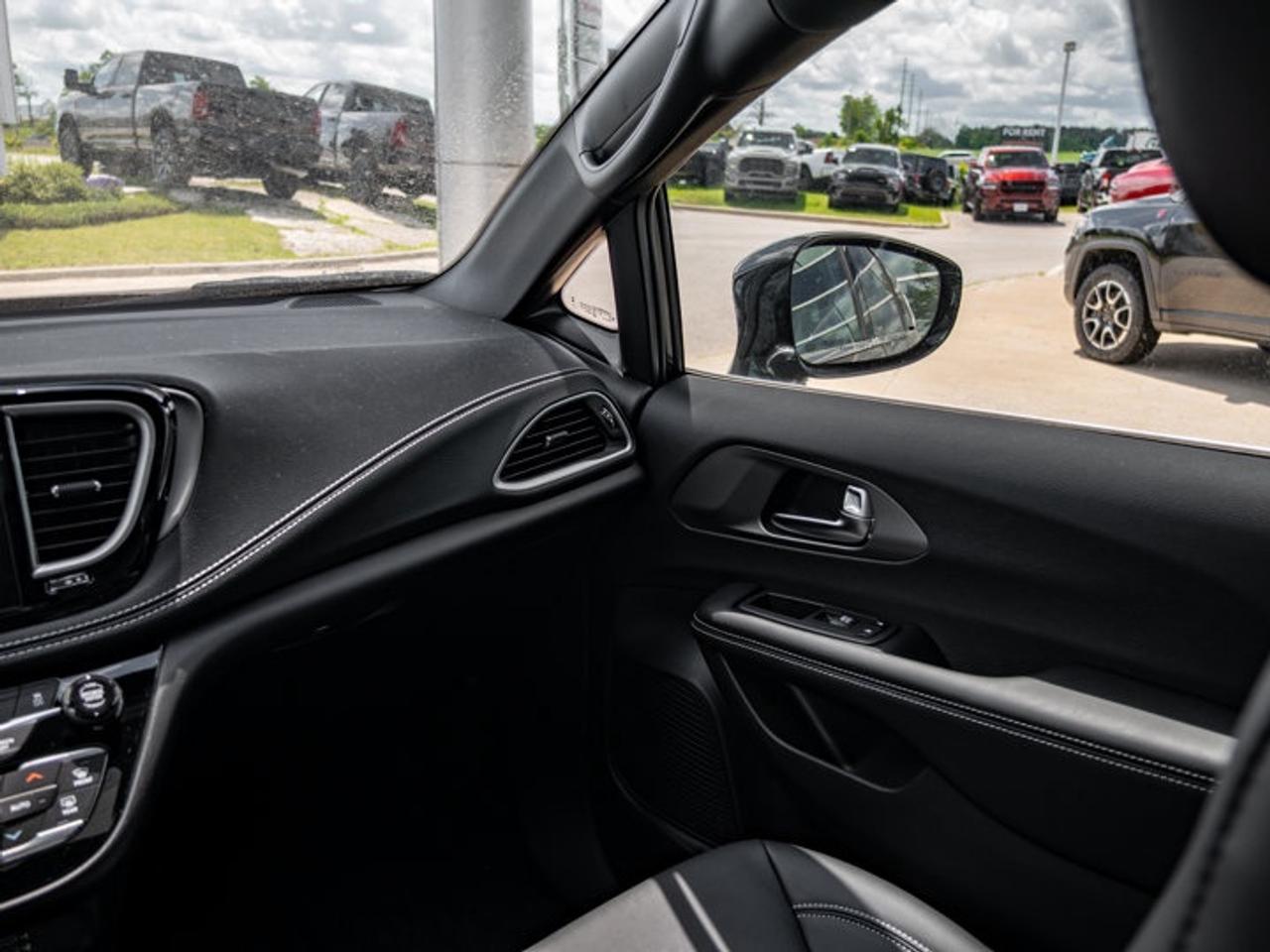 2027 Chrysler Pacifica Select Photo