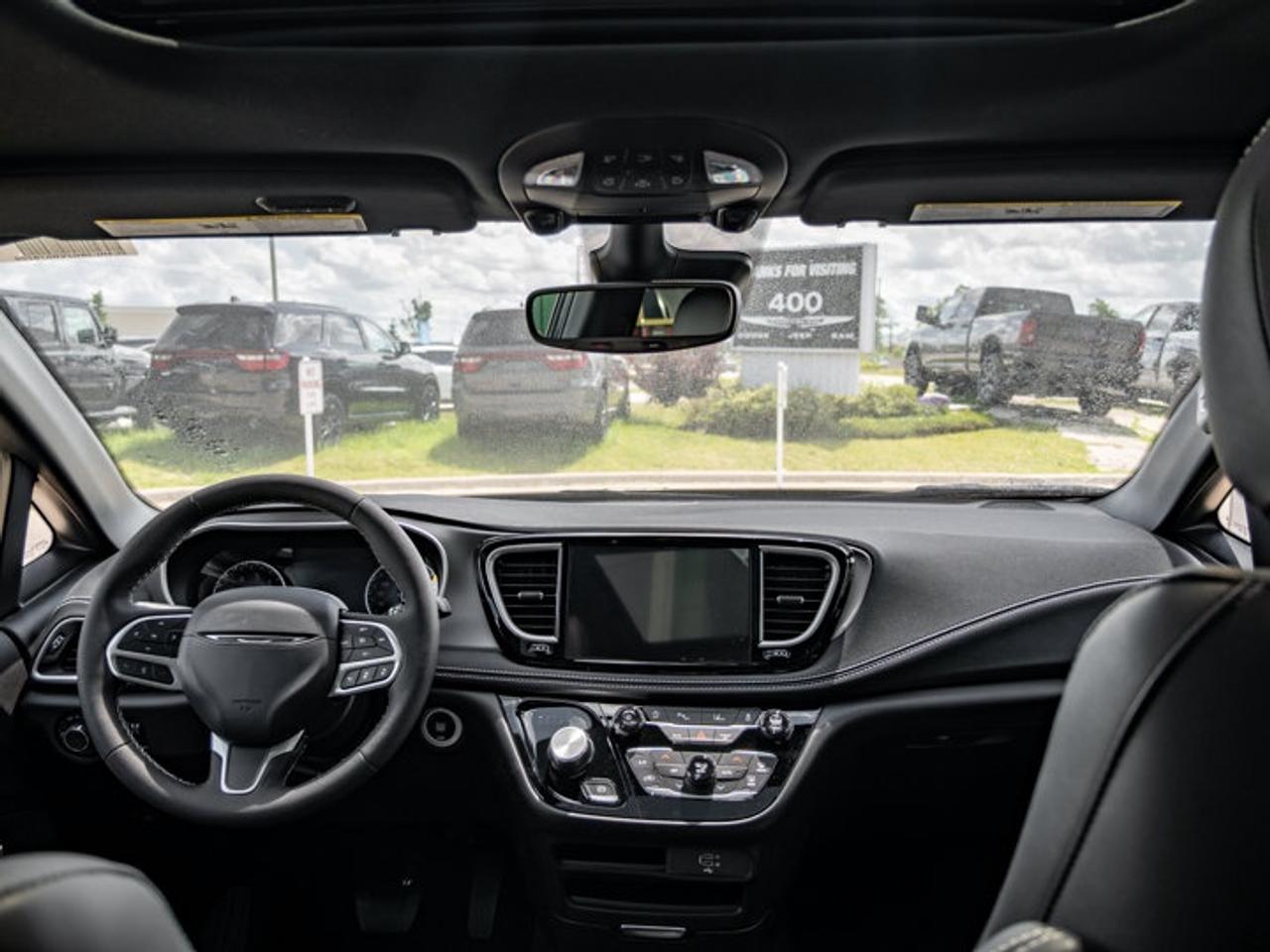 2027 Chrysler Pacifica Select Photo