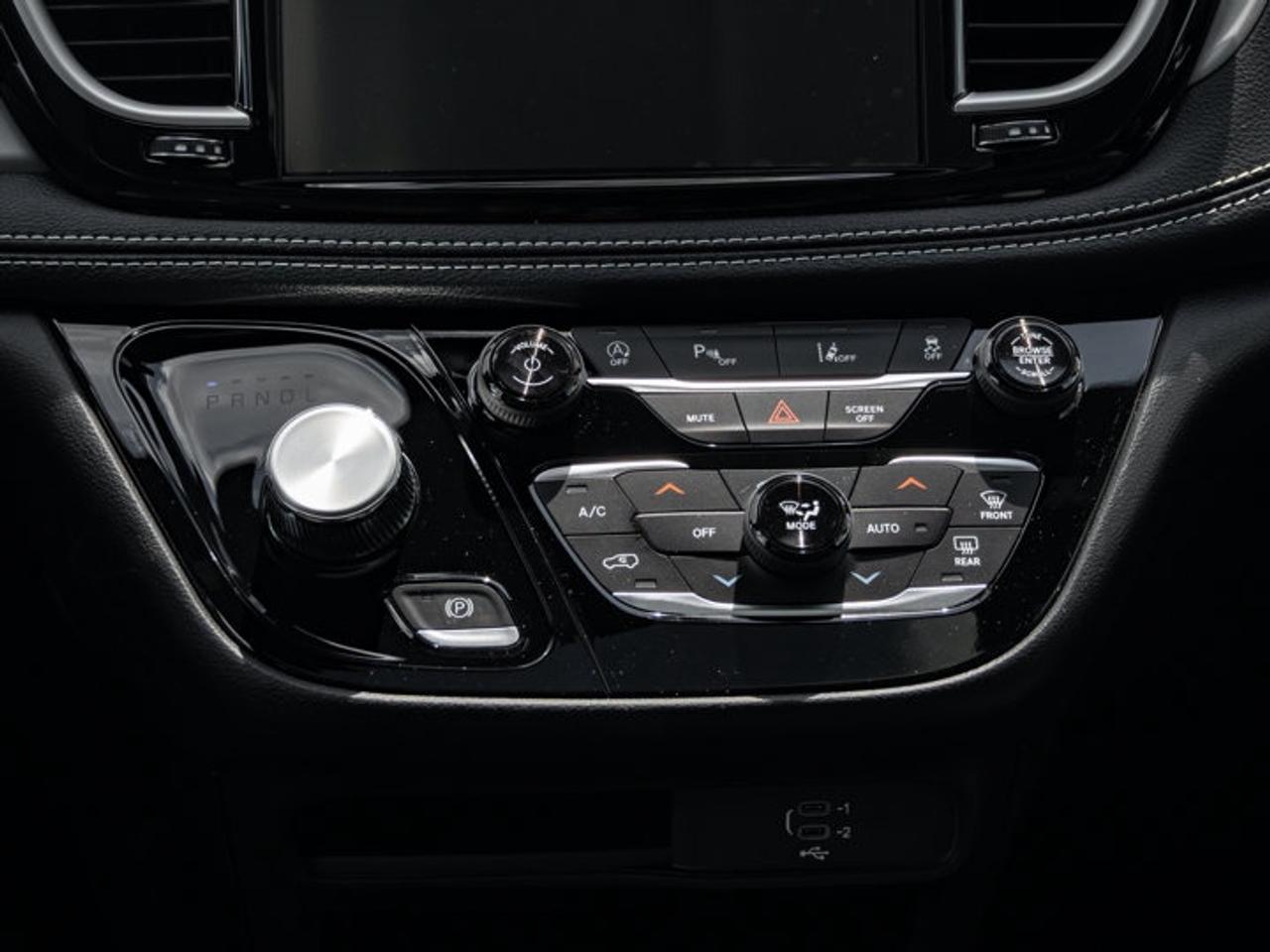 2027 Chrysler Pacifica Select Photo