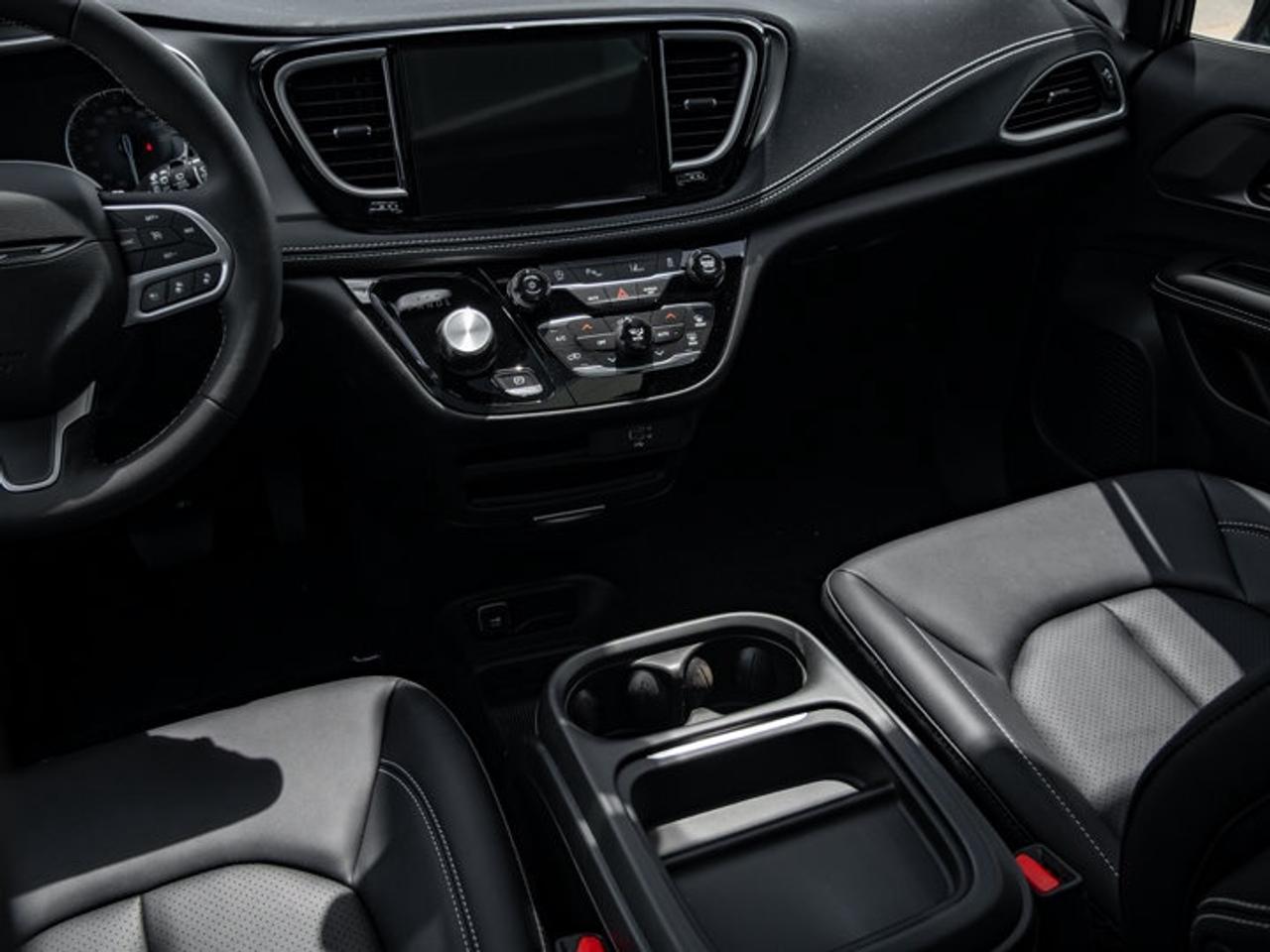 2027 Chrysler Pacifica Select Photo