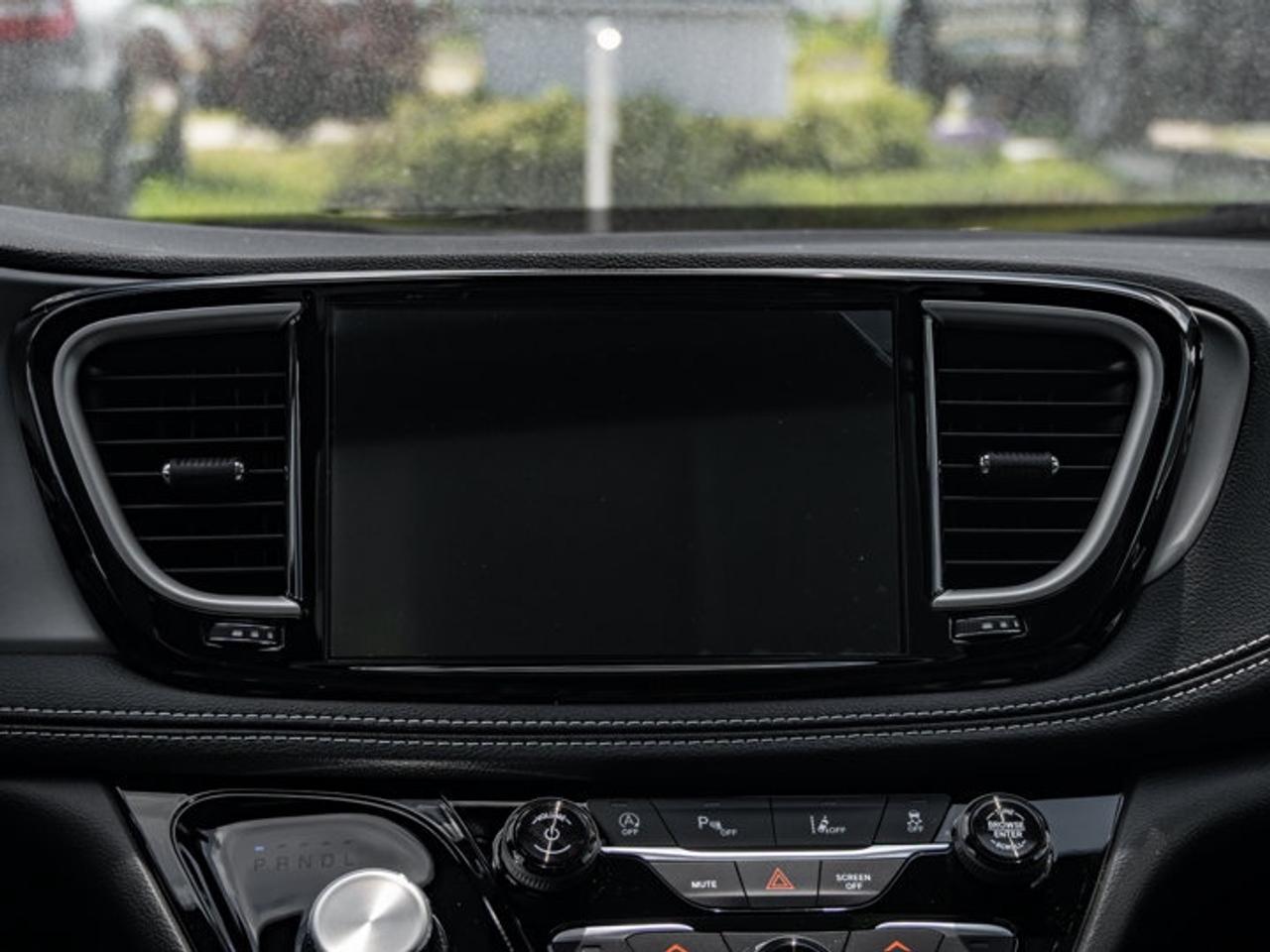 2027 Chrysler Pacifica Select Photo