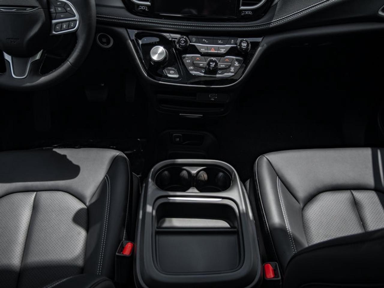 2027 Chrysler Pacifica Select Photo