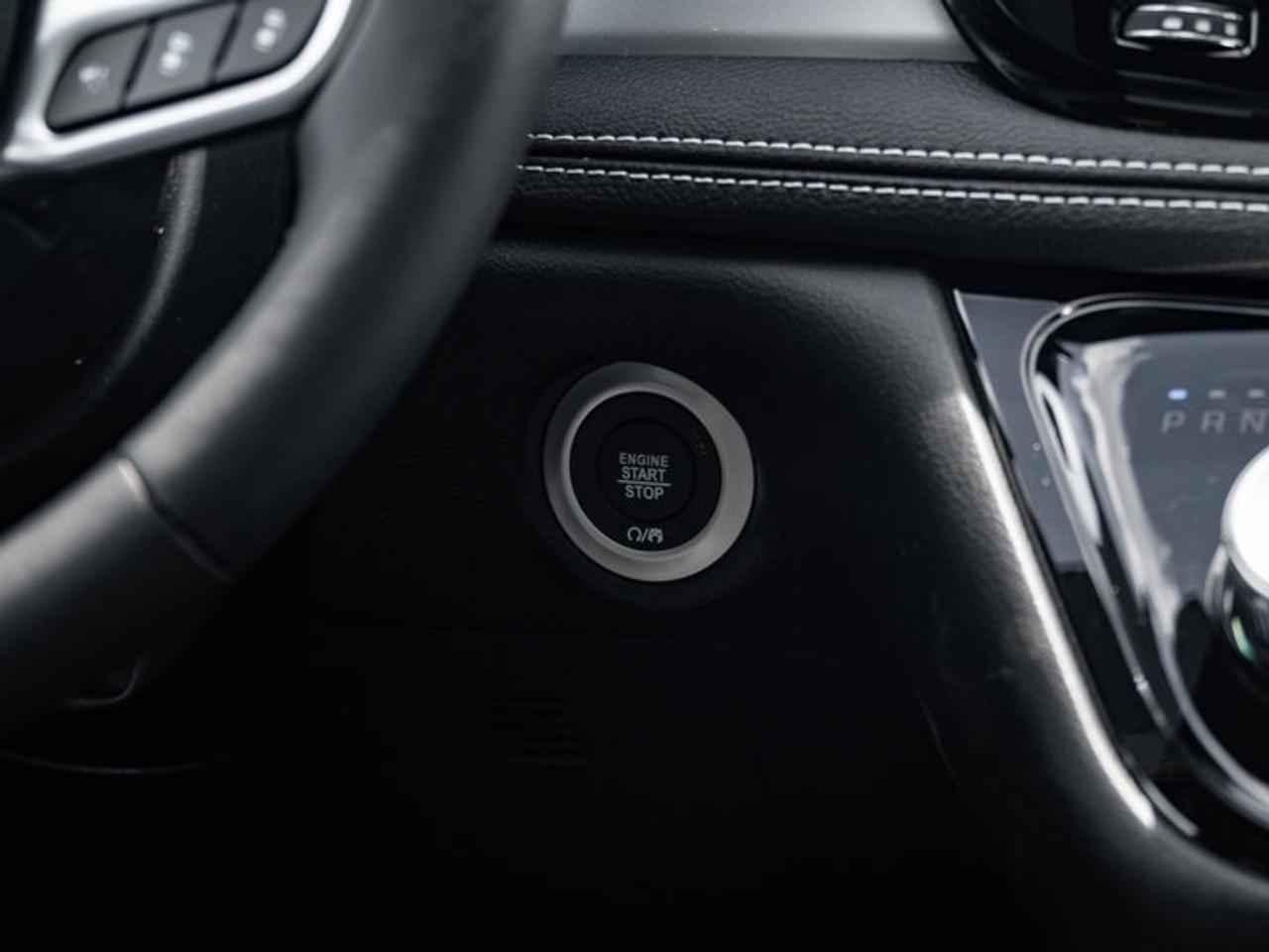 2027 Chrysler Pacifica Select Photo