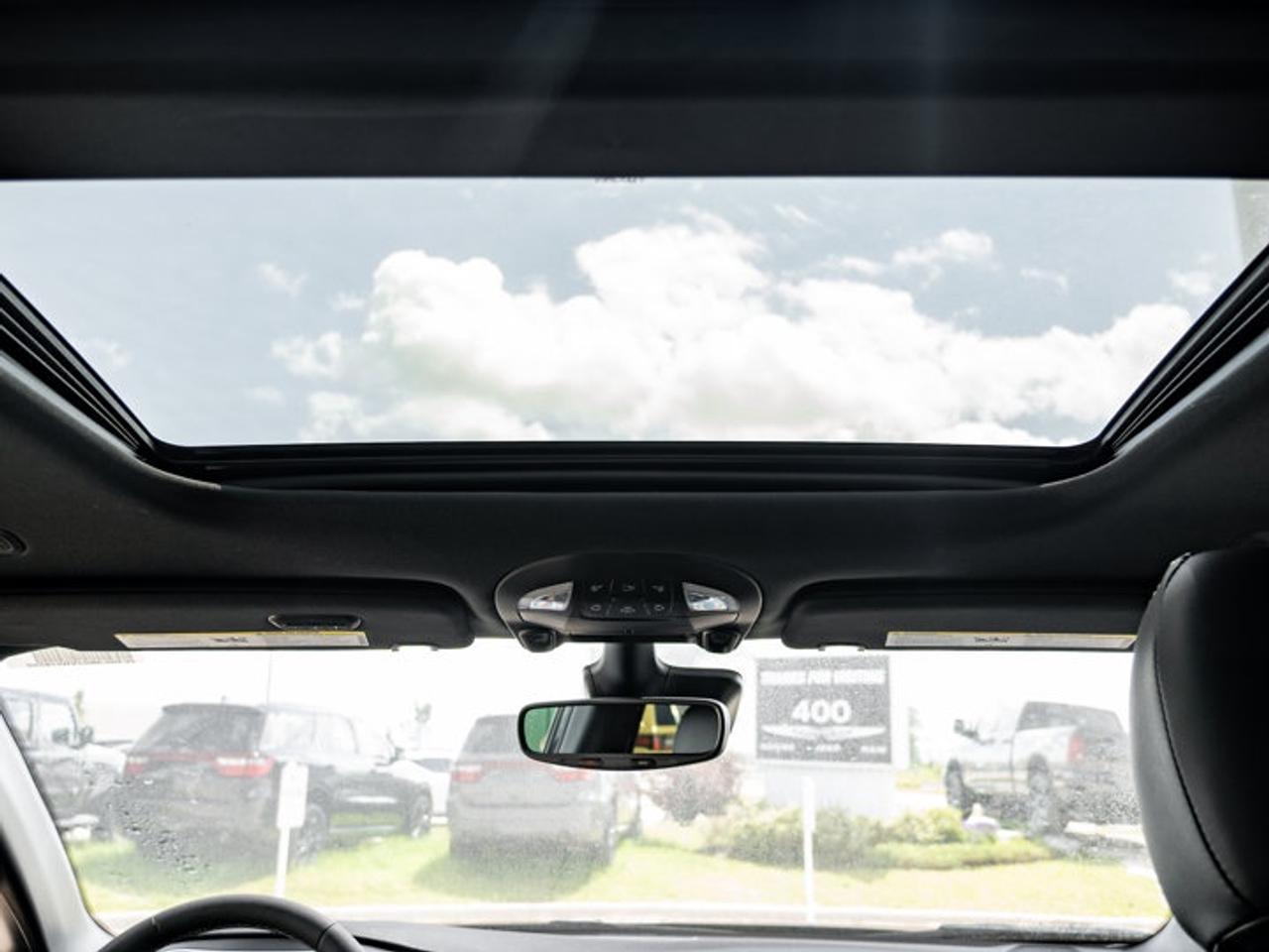2027 Chrysler Pacifica Select Photo