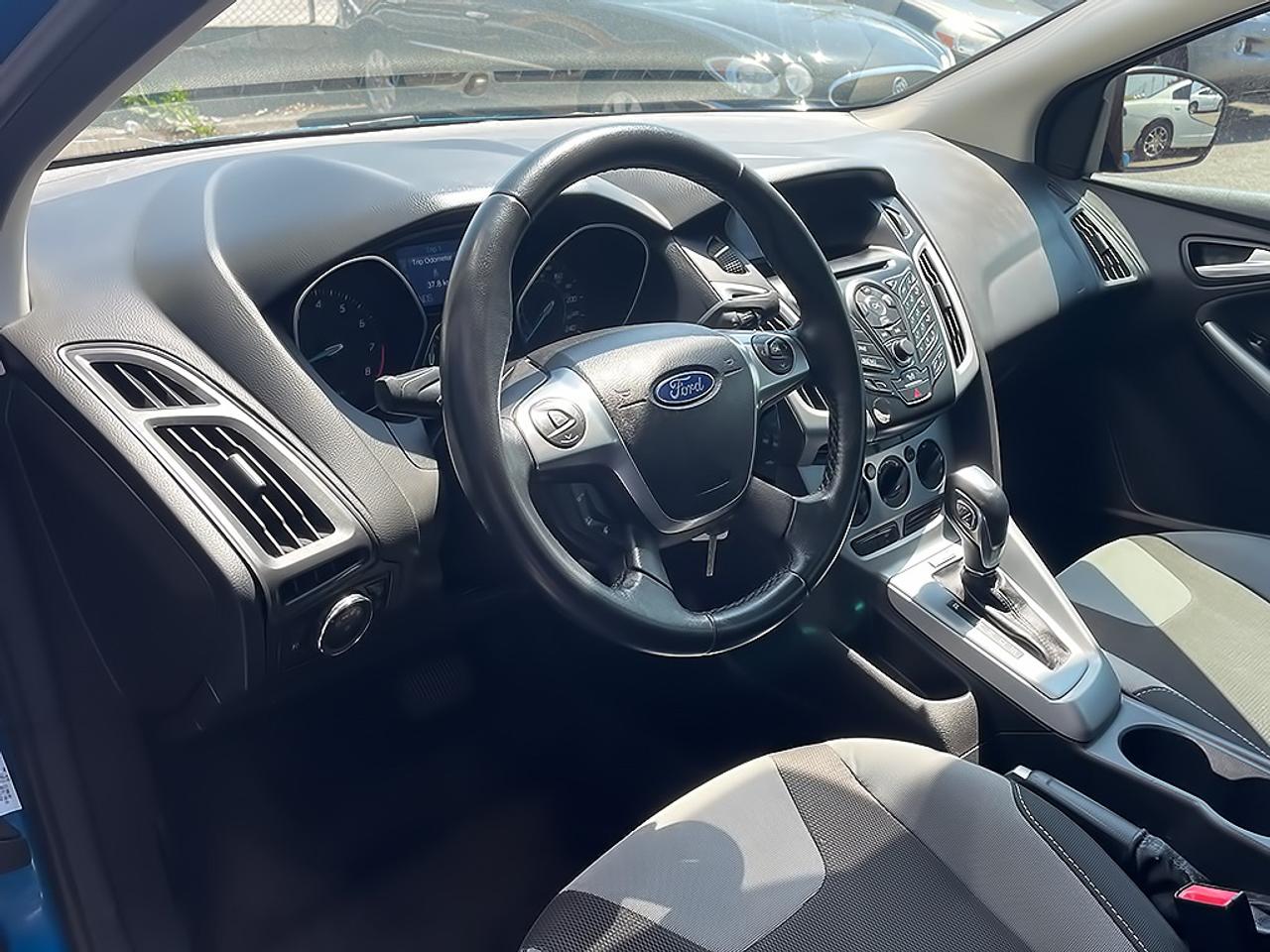 2012 Ford Focus SE | HATCHBACK | ALLOYS Photo4
