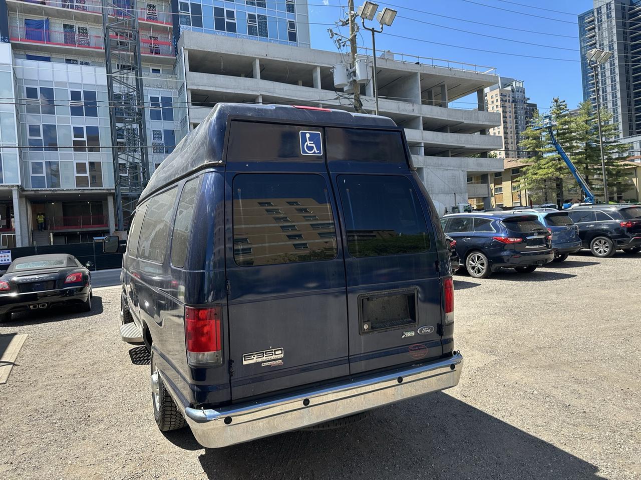 2014 Ford Econoline E-350 Super Duty Ext XLT Photo3