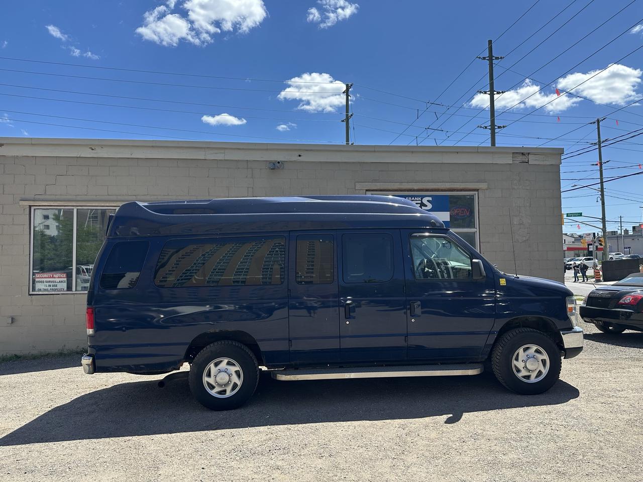 2014 Ford Econoline E-350 Super Duty Ext XLT Photo2