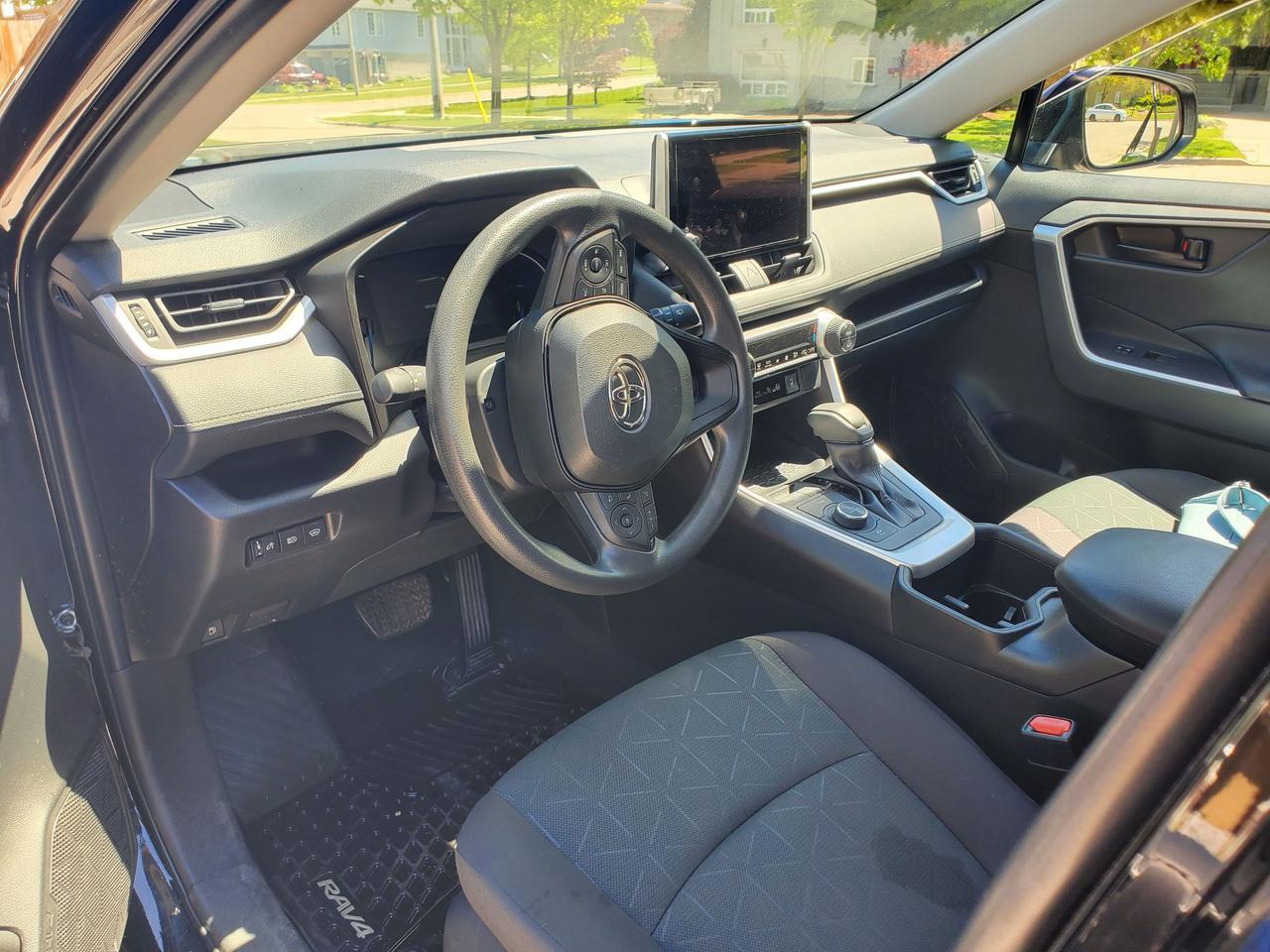 2024 Toyota RAV4 Hybrid LE Photo4