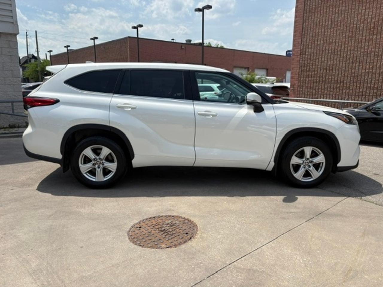 2020 Toyota Highlander LE AWD-8 PASSENGER-CLEAN CARFAX-CERTIFIED Photo