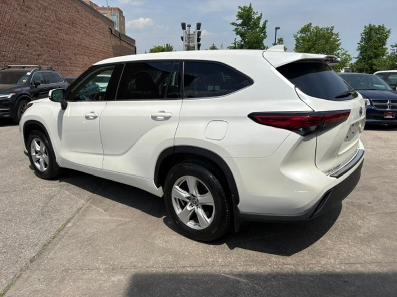 2020 Toyota Highlander LE AWD-8 PASSENGER-CLEAN CARFAX-CERTIFIED Photo2
