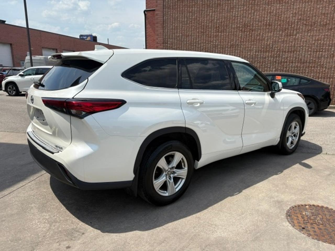 2020 Toyota Highlander LE AWD-8 PASSENGER-CLEAN CARFAX-CERTIFIED Photo