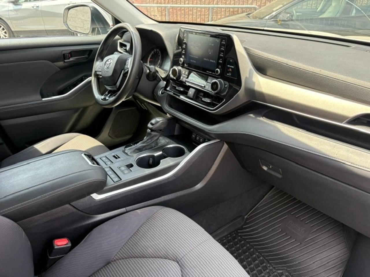 2020 Toyota Highlander LE AWD-8 PASSENGER-CLEAN CARFAX-CERTIFIED Photo