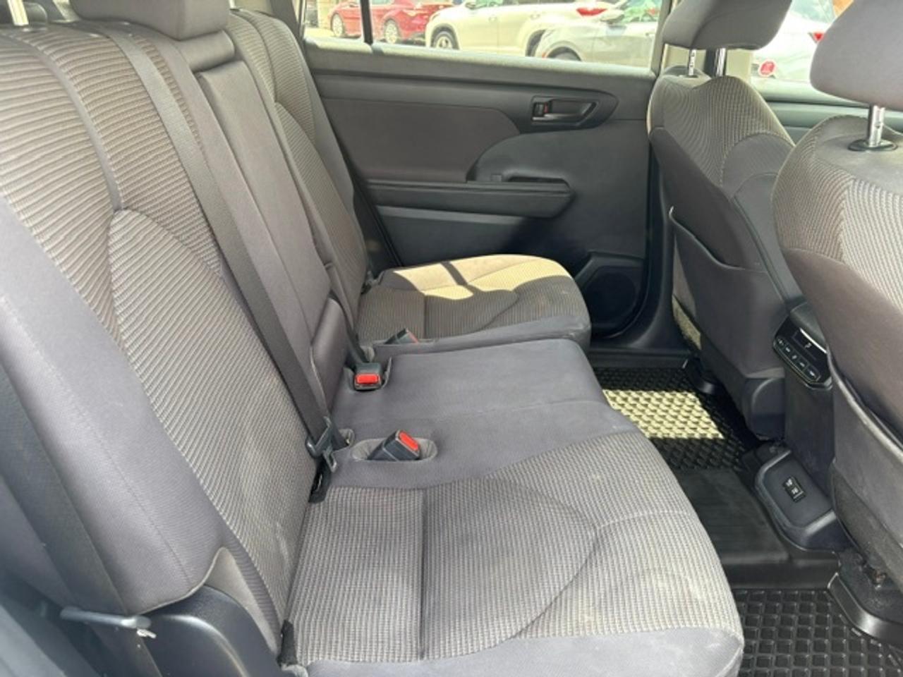 2020 Toyota Highlander LE AWD-8 PASSENGER-CLEAN CARFAX-CERTIFIED Photo