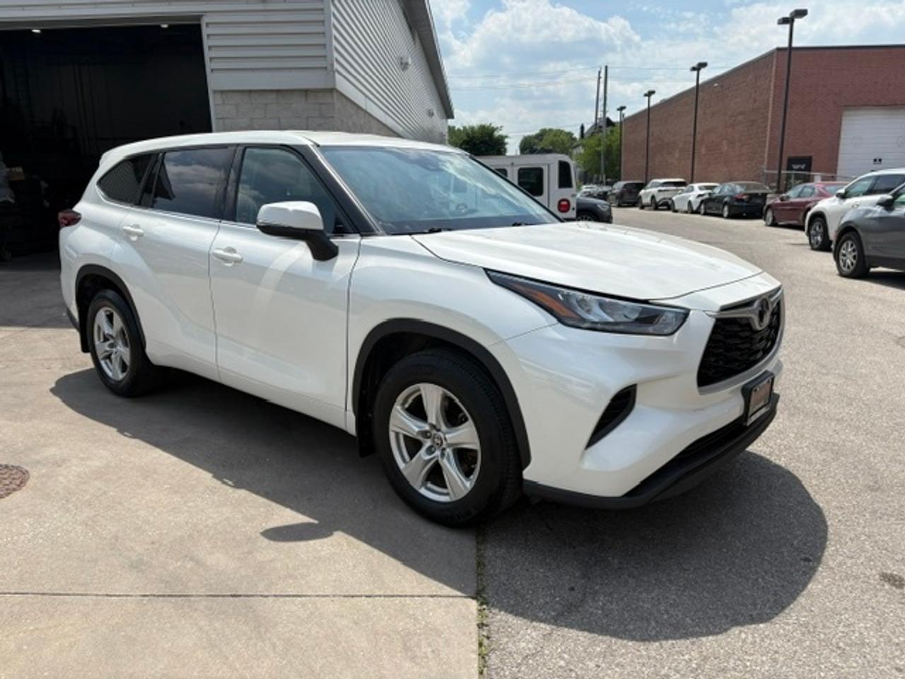 2020 Toyota Highlander LE AWD-8 PASSENGER-CLEAN CARFAX-CERTIFIED Photo