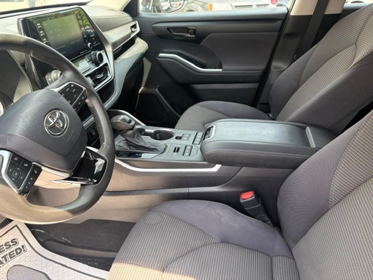 2020 Toyota Highlander LE AWD-8 PASSENGER-CLEAN CARFAX-CERTIFIED Photo