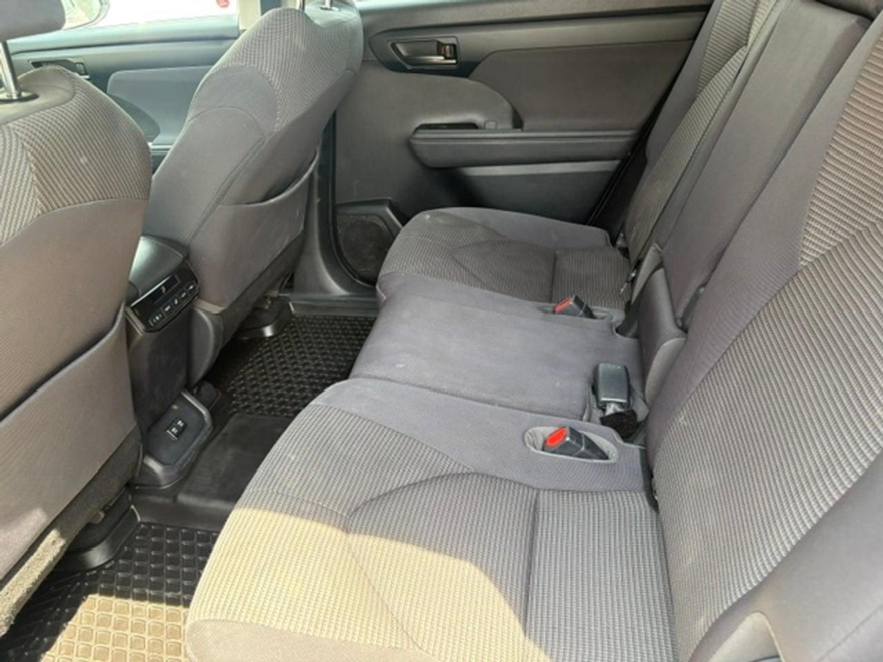 2020 Toyota Highlander LE AWD-8 PASSENGER-CLEAN CARFAX-CERTIFIED Photo