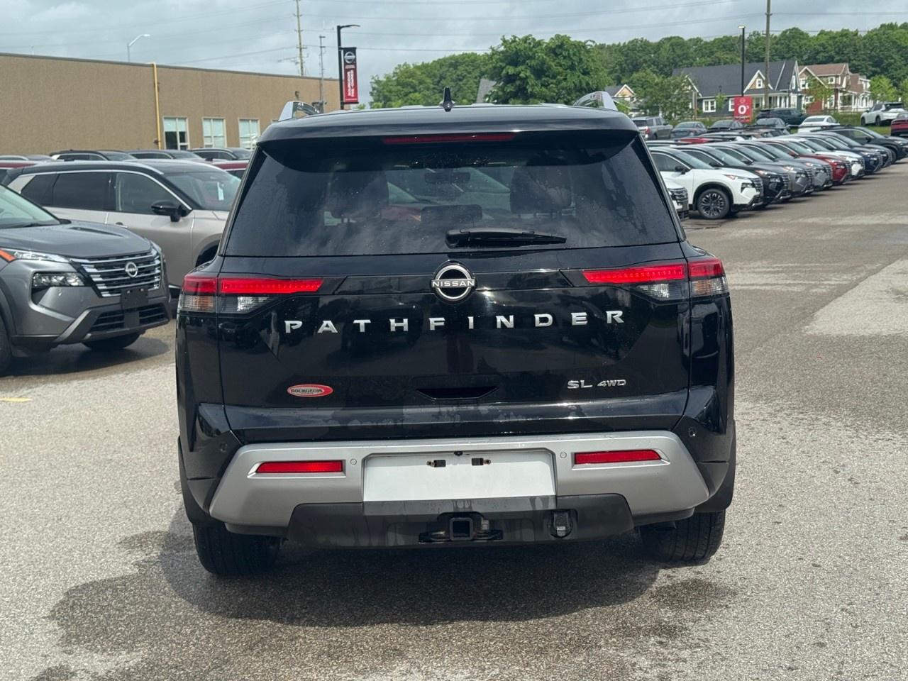 2023 Nissan Pathfinder SL 4WD Photo3