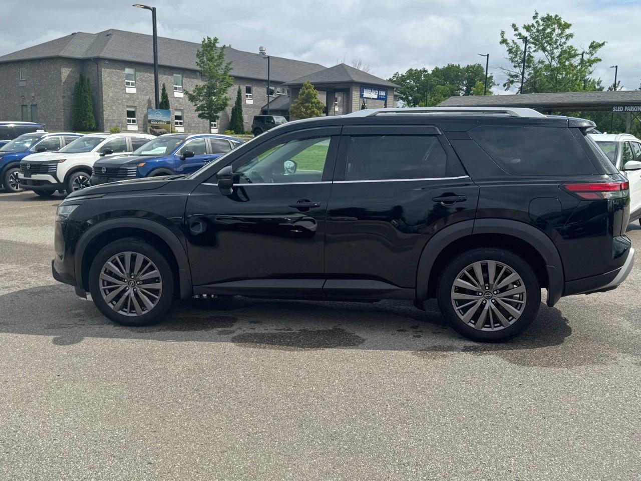 2023 Nissan Pathfinder SL 4WD Photo