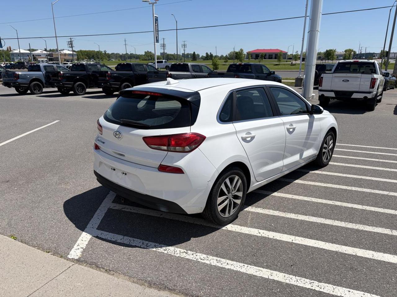 2020 Hyundai Elantra GT Preferred Photo4