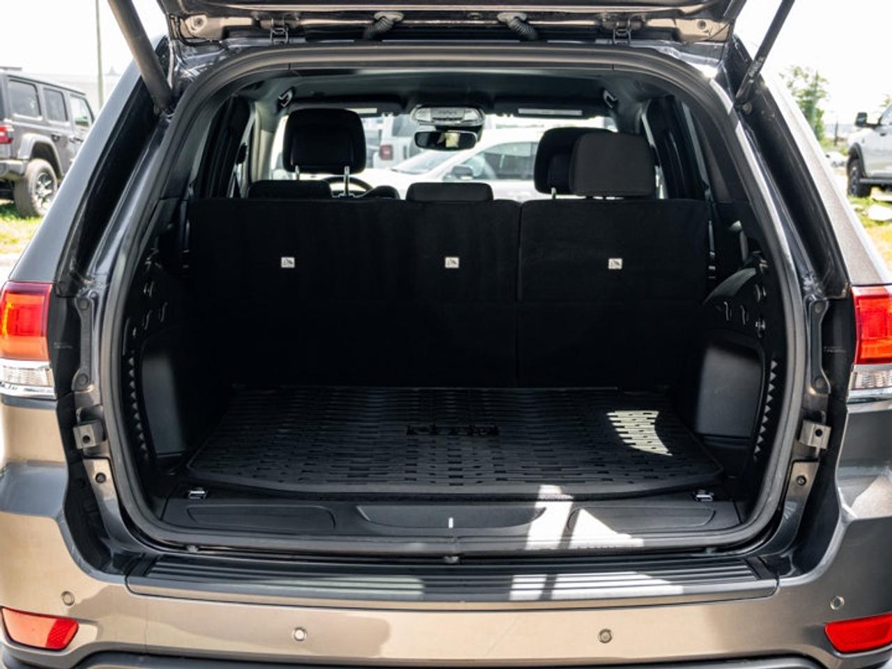2021 Jeep Grand Cherokee Laredo Photo