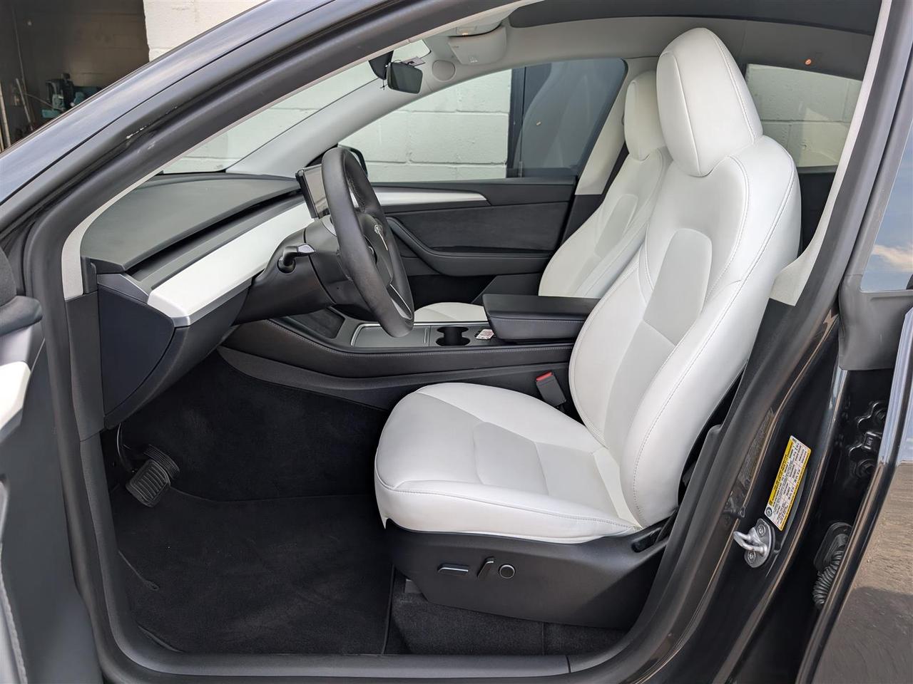 2024 Tesla Model Y LONG RANGE AWD - WHITE INTERIOR - DUAL MOTOR Photo