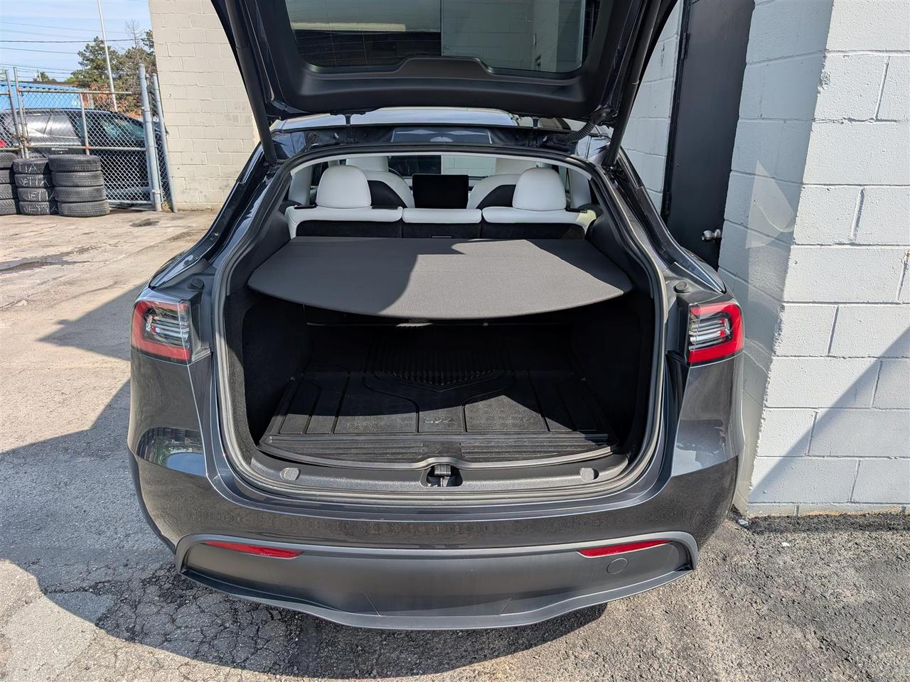 2024 Tesla Model Y LONG RANGE AWD - WHITE INTERIOR - DUAL MOTOR Photo