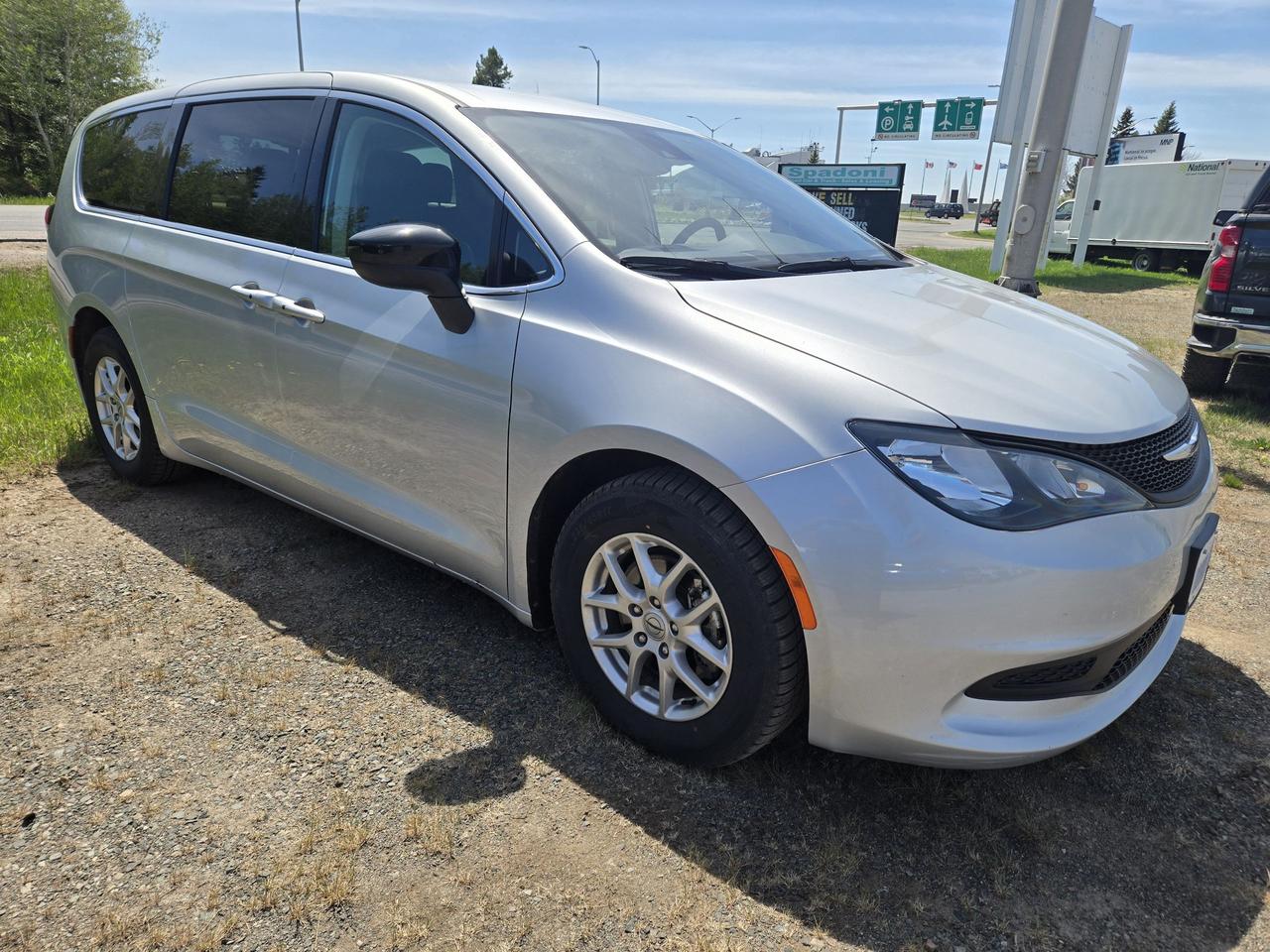 2024 Chrysler Grand Caravan SXT Photo2
