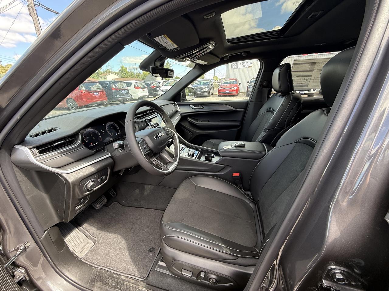 2025 Jeep Grand Cherokee L ALTITUDE 4X4 Photo