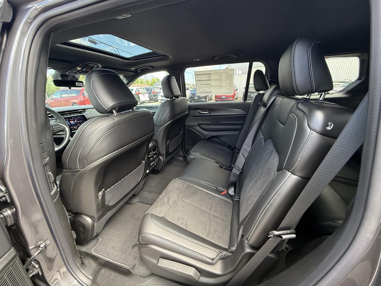 2025 Jeep Grand Cherokee L ALTITUDE 4X4 Photo