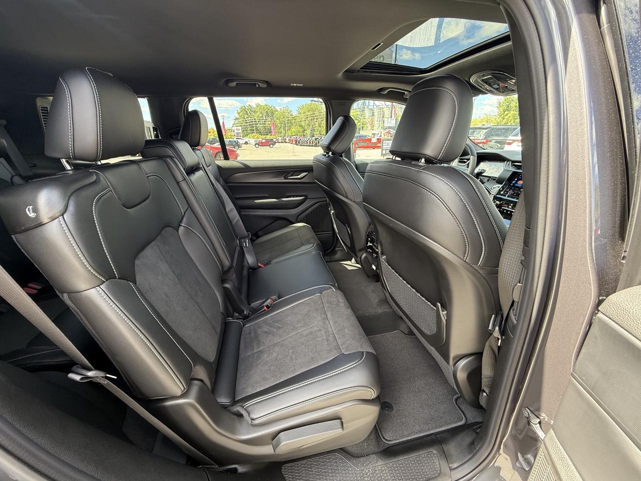2025 Jeep Grand Cherokee L ALTITUDE 4X4 Photo