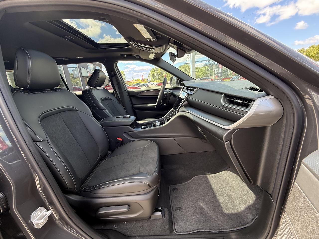 2025 Jeep Grand Cherokee L ALTITUDE 4X4 Photo